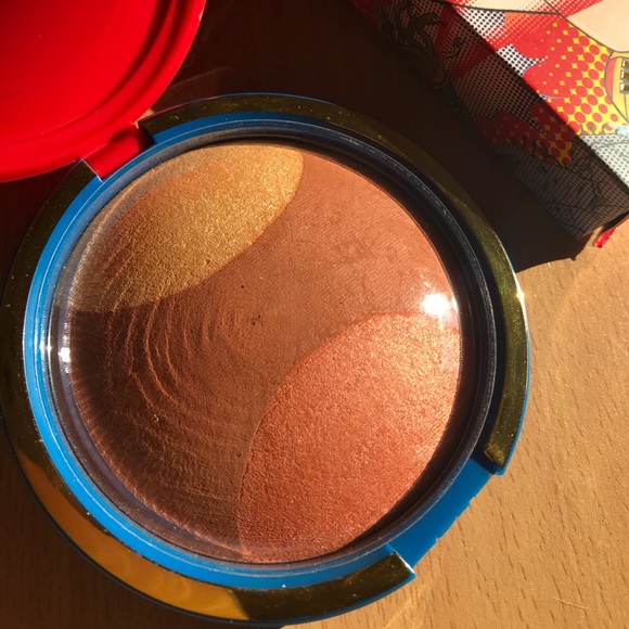 NIB MAC Wonder Woman GOLDEN LARIAT Blusher/Bronzer/Highlighter - Picture 2 of 5